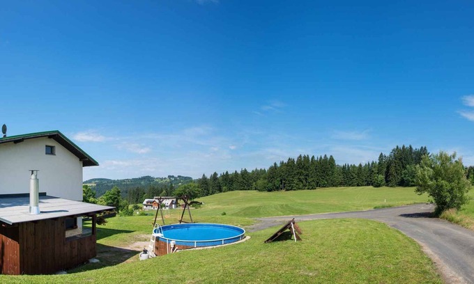 Benecko Casa | Casa vacacional con piscina al aire libre y una pérgola