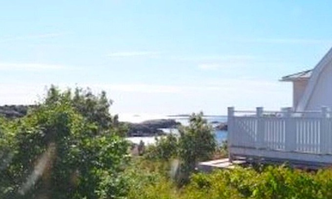 Lysekil Chalet De Esquí | Holiday home with sea views in Lysekil's most popular area, Gamlestan