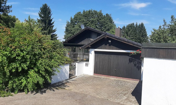 Burgthann Casa | Casa de vacaciones 'Mit Schwimmhalle' con terraza privada, jardín privado y Wi-Fi