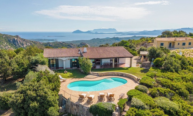 Arzachena Villa | Casa de vacaciones con Wi-Fi, piscina, jardín y vistas al mar; Aparcamiento disponible.