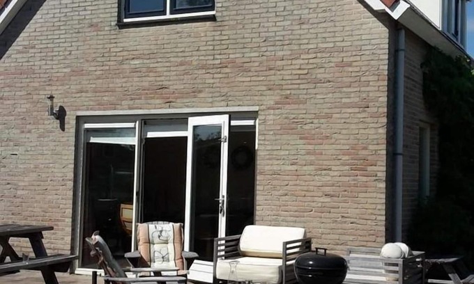 Breskens Casa | Holiday home Zwin 33 is centrally located in Scheldeveste park. With a spacious south-facing garden and views of the adjacent lake, you can always enjoy the various terraces.
