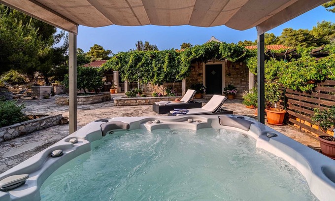 Cove Osibova (Milna) Villa | Casa de vacaciones Robinson: una joya frente al mar con jacuzzi