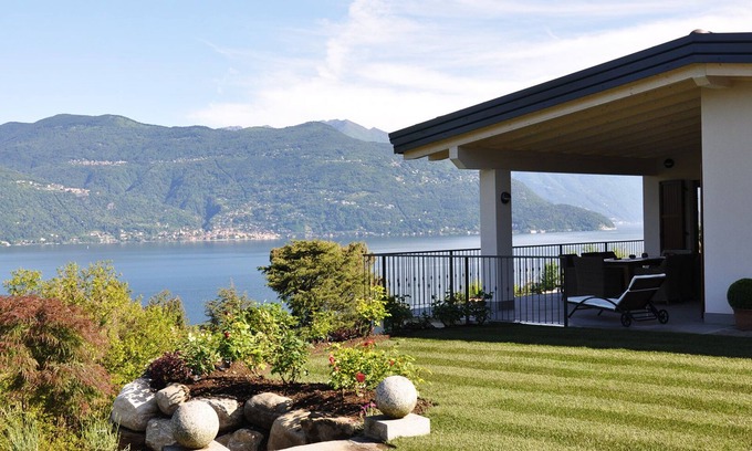 Villaggio Belmonte Casa | Casa de vacaciones con fantásticas vistas al lago y gran jardín privado cerca del lago