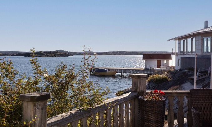 Hoviksnas Casa | Holiday house with sea views and private beach on Tjörn