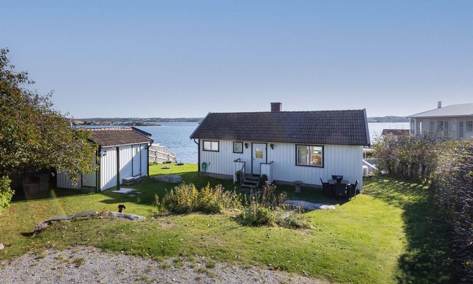 Hoviksnas Chalet De Esquí | Holiday house with sea views and private beach on Tjörn | SE09009