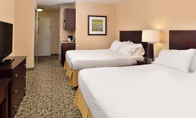Raisin Hotel | Holiday Inn Express Hotel & Suites River Park by IHG