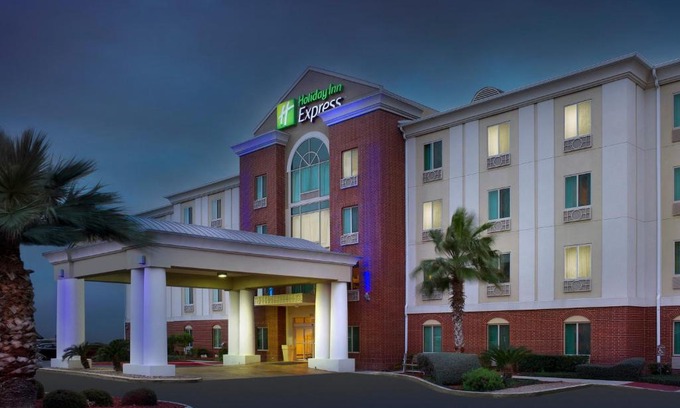 West San Antonio Hotel | Holiday Inn Express & Suites San Antonio West Sea World Area by IHG