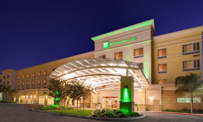 Bakersfield Hotel | Holiday Inn & Suites Bakersfield by IHG