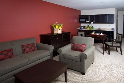 Bakersfield Hotel | Holiday Inn & Suites Bakersfield by IHG