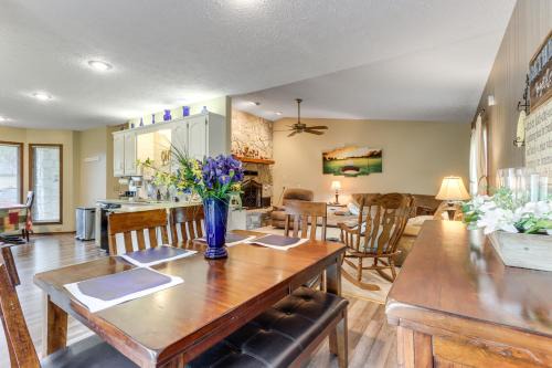 Eureka Springs Casa | Holiday Island Family Home on 13th Green!