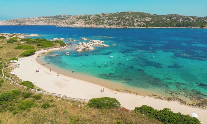 Capo Testa Apartamento | Apartamento vacacional 'Rosa' cerca de la playa con vistas al mar, terraza privada y Wi-Fi