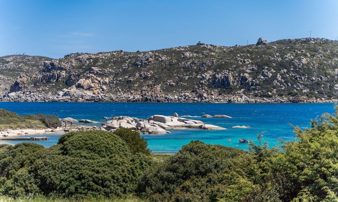 Capo Testa Apartamento | Apartamento vacacional 'Appartamento Colomba ' cerca de la playa con jardín, terraza privada y Wi-Fi