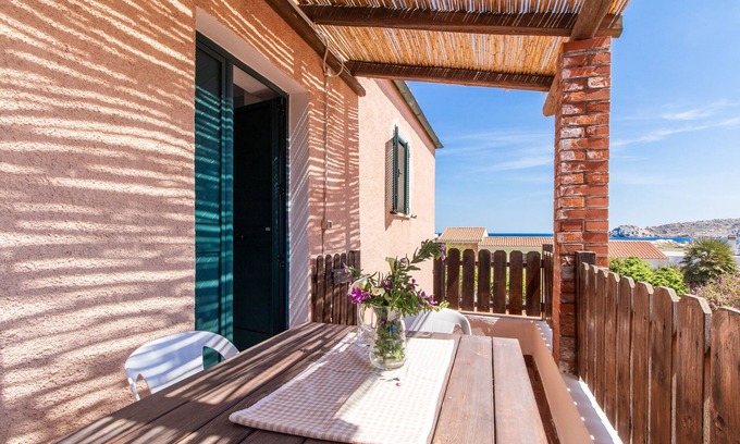 Capo Testa Apartamento | Apartamento 'Elisa Vista Mare' cerca de la playa con vistas al mar, terraza privada y Wi-Fi