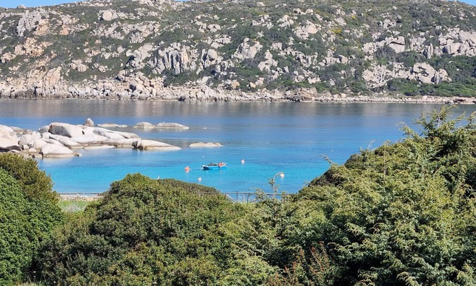 Capo Testa Apartamento | Apartamento 'Tonina vista mare' cerca de la playa con jardín, terraza privada y Wi-Fi