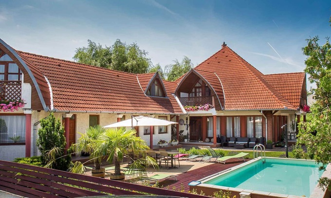 Balatonkeresztur Casa | Apartamento vacacional en un edificio de apartamentos con piscina e internet