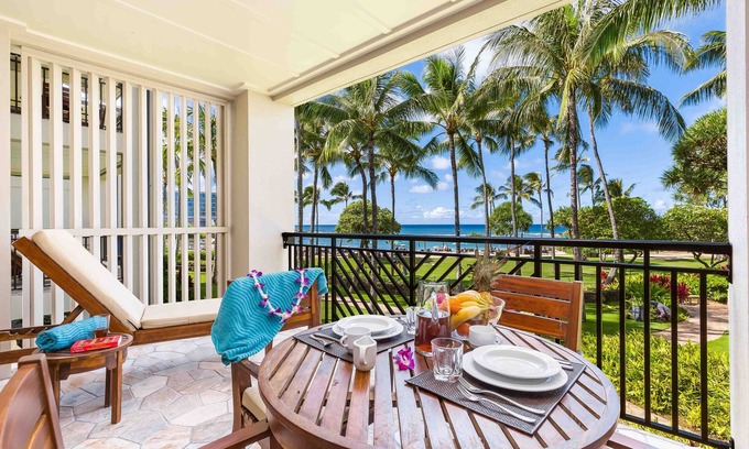 Kahuku Condominio | Hot Deal! Turtle Bay Villas 205 by Gather: Beachfront w/ Shared Pool, Spa, Lanai