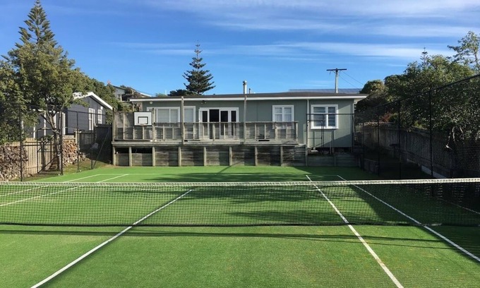 Waikanae Casa | Bach clásico junto al mar de los años 50 con cancha de tenis