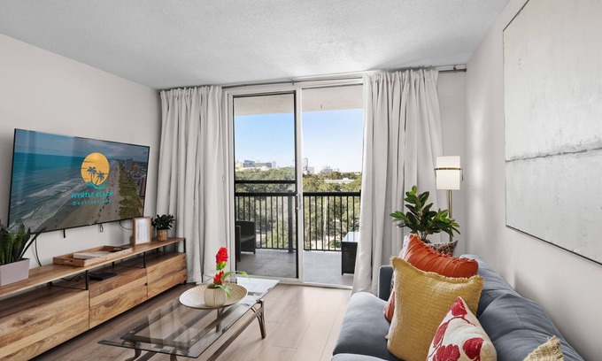 Myrtle Beach Condominio | Holiday Towers 602 - Near Ocean!