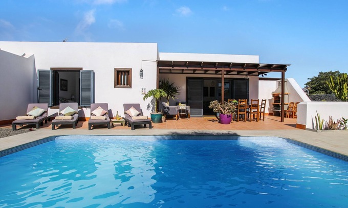 Playa Blanca Villa | Villa de vacaciones Casa Sultana cerca de la playa con vistas a la montaña, Wi-Fi, terraza y piscina