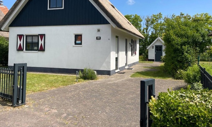 Callantsoog Villa | Holiday villa for 7 people, within walking distance of the beach and center with dog