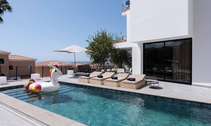 Costa Adeje Villa | Villa de vacaciones 'Karat Stone' con vistas al mar, Wi-Fi y aire acondicionado