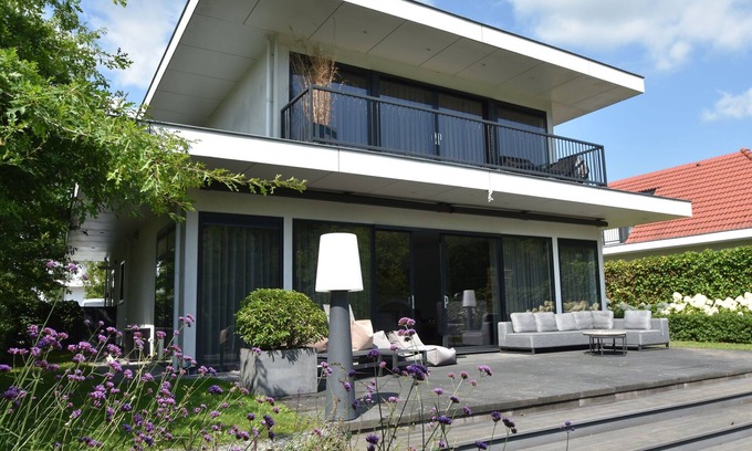 Zeewolde Casa | Holiday villa Water no. 336 | Luxury 10-person villa with Jacuzzi, Barrel Sauna and private jetty. Spacious garden with lots of privacy, large balcony and pet friendly. Located at Villa Resort Harderwold, near Harderwijk and the Veluwemeer!