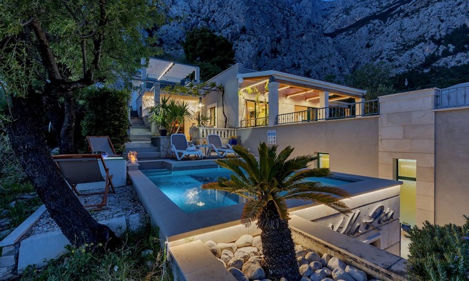 Makarska Casa | CASA con piscina climatizada, terraza, vista al mar, mini golf u. Zona de juegos infantil
