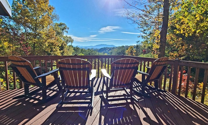 Gatlinburg - Pigeon Forge Cabina | ¡¡NUEVO!! Vistas a la montaña, bañera de hidromasaje, 2 camas King size, WiFi, caminos seguros, estacionamiento cubierto