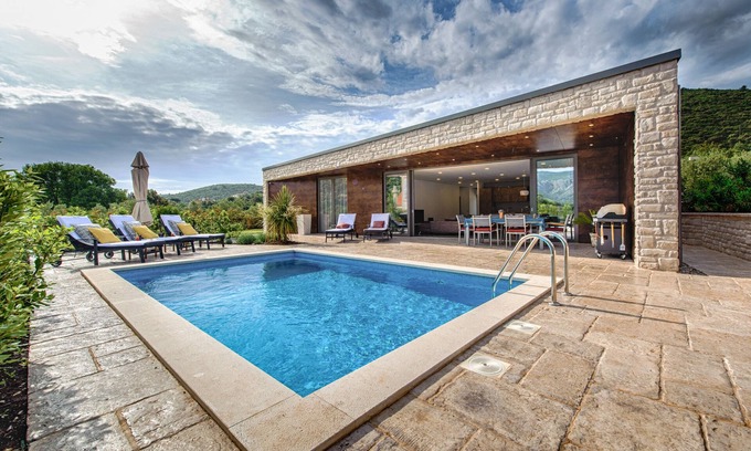 Cove Tri Zala (Zrnovo) Villa | Vacaciones para el alma en un nuevo y moderno bungalow con piscina y vista al mar.