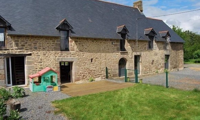 Noyal-Sous-Bazouges Casa | Vacaciones en el campo en hermosa casa reformada