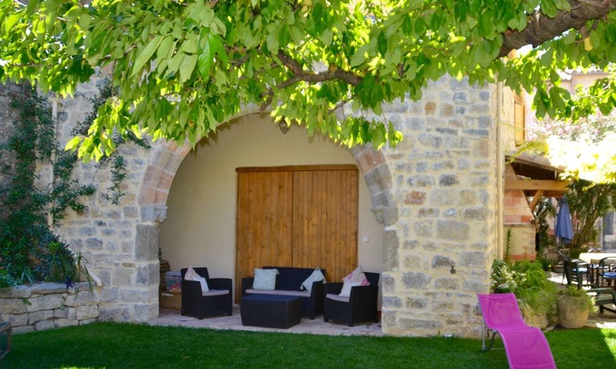 Lagrasse Apartamento | Vacaciones en Lagrasse. Impresionante apartamento medieval situado en jardín amurallado con piscina