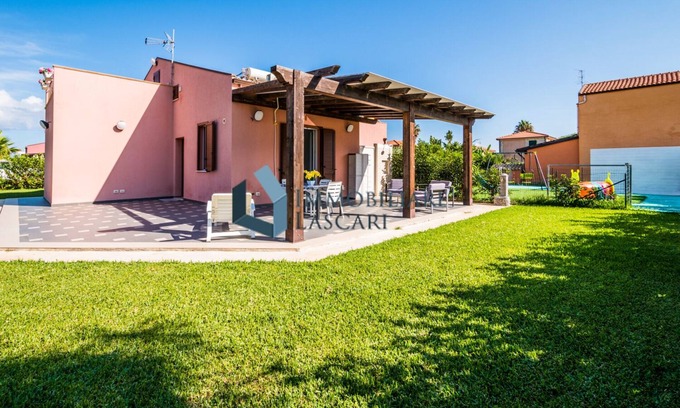Gorgo Lungo Villa | Vacaciones en Villa con acceso directo a la playa, capacidad para 6 personas en colores vivos.