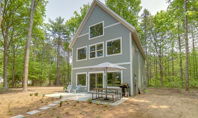 Holland Casa | Holland Home with Fire Pit Walk to Lake Michigan!