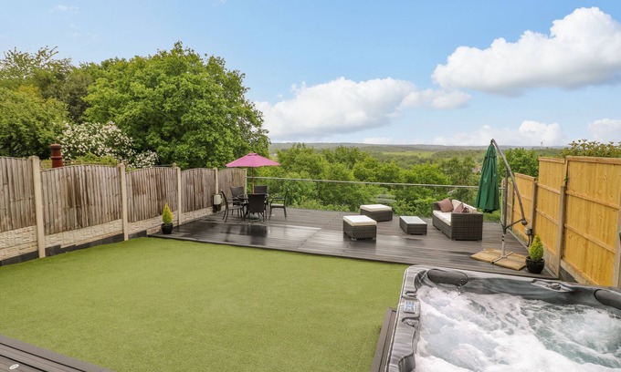 Annesley Woodhouse Cabaña | HOLLINWELL VIEW, family friendly, with hot tub in Kirkby-In-Ashfield