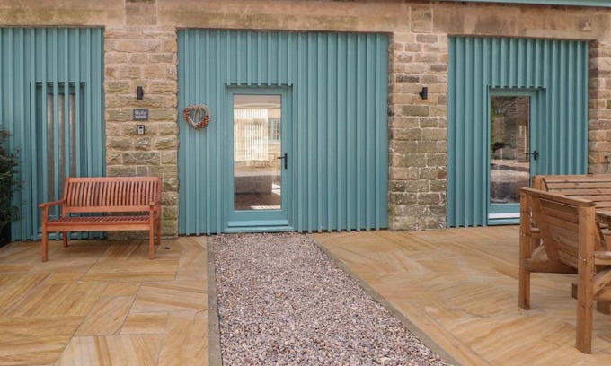 Hollow Meadows Casa | Holly Cottage