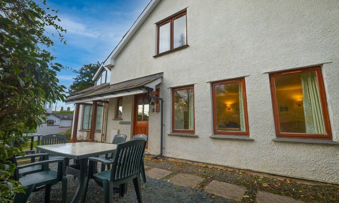 Ambleside Cabaña | HOLLY COTTAGE, pet friendly, with a garden in Ambleside
