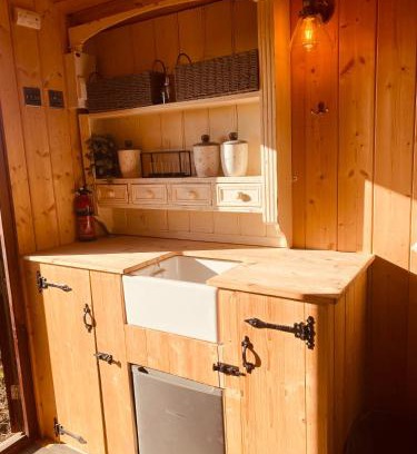 Crick Otro | Holly Hut Farm Stay with Hot Tub