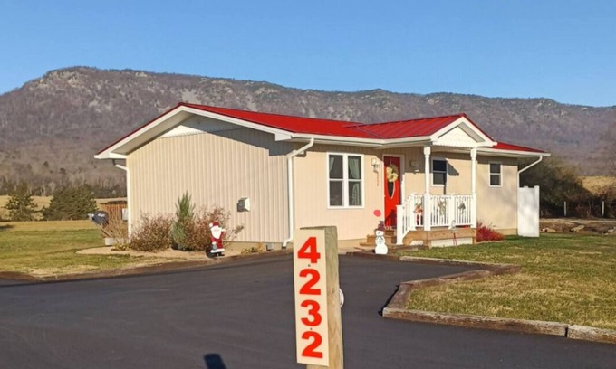 Luray Cabaña | Holly Tree Retreat Located In Beautiful Luray, VA