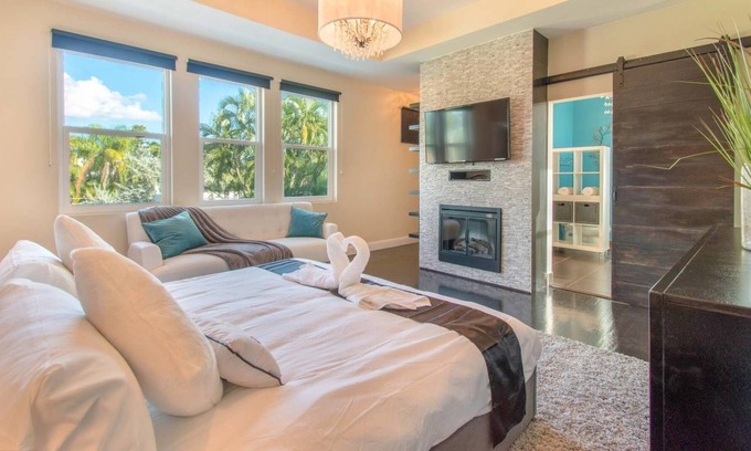 Hollywood Lakes Cabaña | Hollywood Dream House - 5 Bedroom with Heated Pool