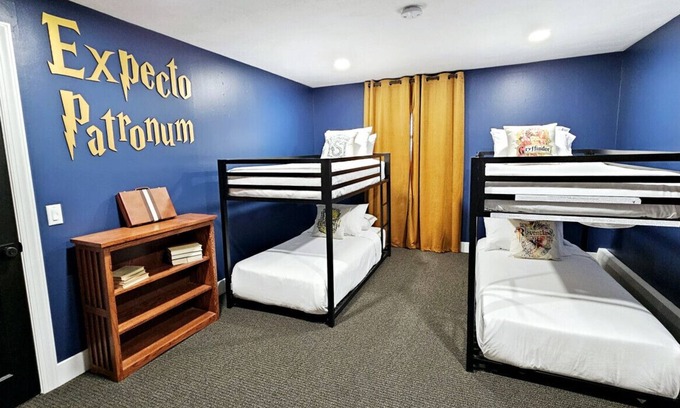 Wisconsin Dells Casa | Hollywood Hangout | Arcade Game Room | Movie Theatre | Themed Rooms | Downtown
