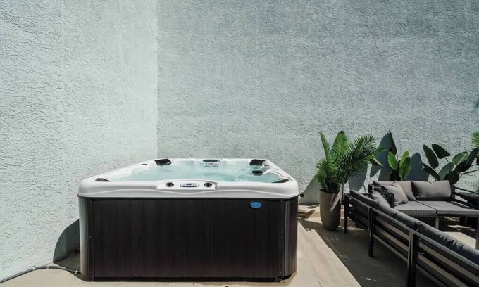 Hollywood Hills West Casa | Hollywood Hideaway - Jacuzzi, Parking, AC, Laundry