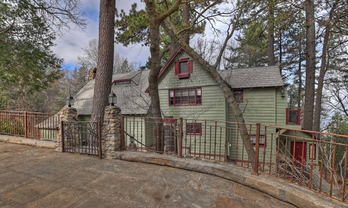Crestline Cabina | Hollywood History-Shirley Temple's Hillside Cabin