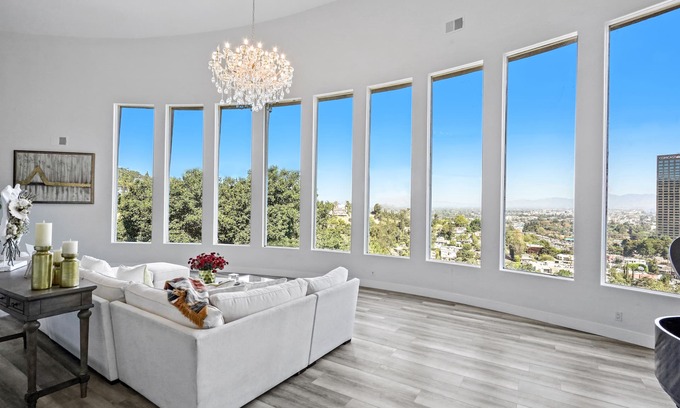 Beverly Glen Casa | Hollywood Superstar Mansion @ Universal Studio, LA