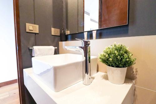 Vitacura Apartamento | HOM I Mejor Zona 1D con Estacionamiento Vitacura AV330