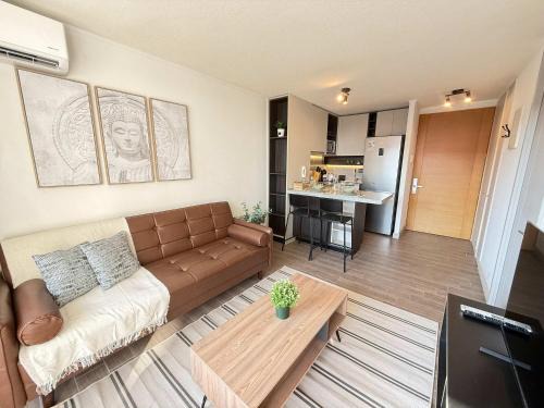 Downtown Santiago Apartamento | HOM l Cercano al Metro Toesca con Parking en Stgo