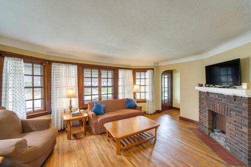 Lakewood Casa | Home 2 Mi to Lakewood Park and Solstice Steps!