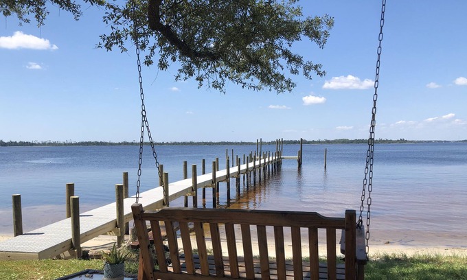 Parker Casa | Home 5 minutes to Tyndal AFB gate. Private boat dock with slips. 1 blk from bay