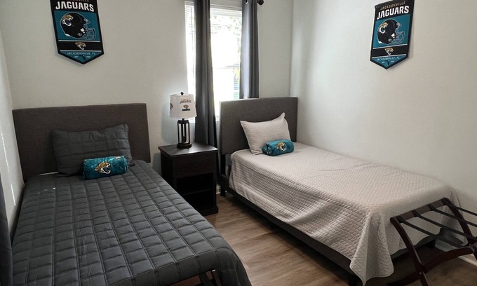 Riverview Casa | Home Away from Home! 18 min. from Jax Airport and 14 min. from Everbank Stadium