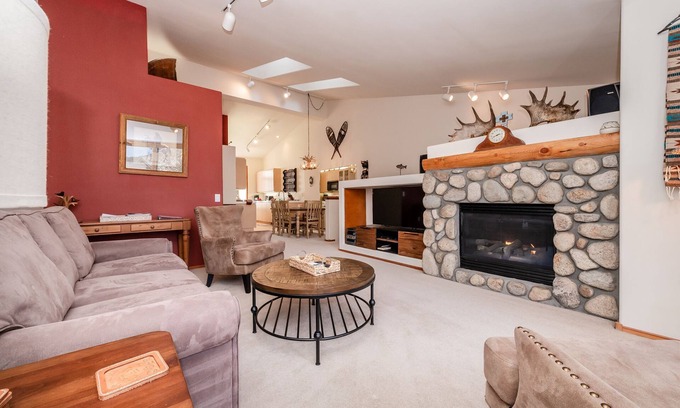 Mammoth Lakes Condominio | Hogar lejos del hogar en Snowcreek V Resort