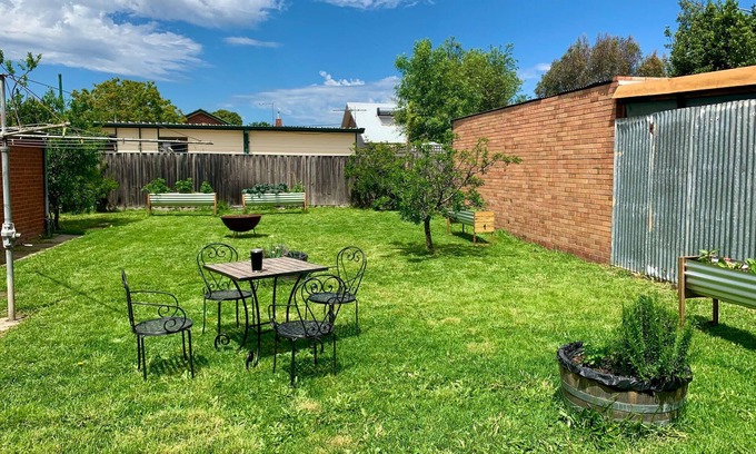 Preston Casa | Home away from home - 1930's Brick cottage in Inner North with large garden